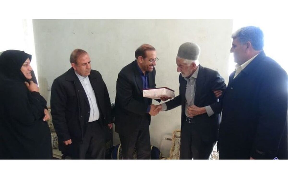 دیدار مدیرکل آموزش وپرورش و پرورش کهگیلویه وبویراحمد با خانواده شهدای فرهنگی
