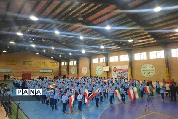 برگزاری جشن انقلاب دانش‌آموزان آموزشگاه رئیس‌زاده