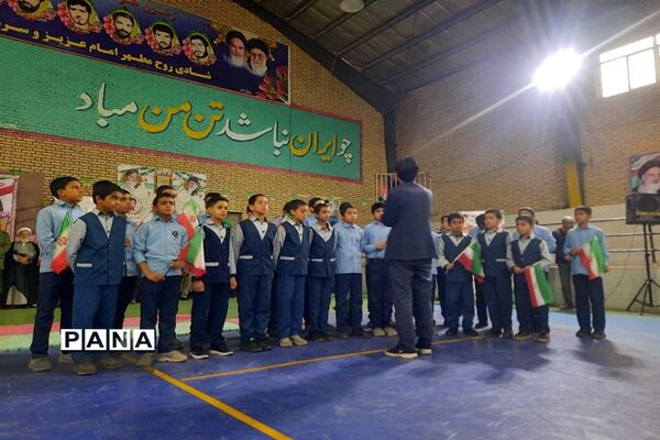 برگزاری جشن انقلاب دانش‌آموزان آموزشگاه رئیس‌زاده