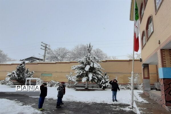 مراسم ادای احترام به پرچم مقدس در مدارس شهرستان طالقان