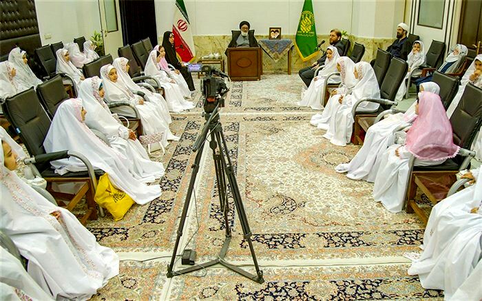 آیین جشن تکلیف دختران دانش‌آموز با حضور تولیت حرم حضرت معصومه(س)