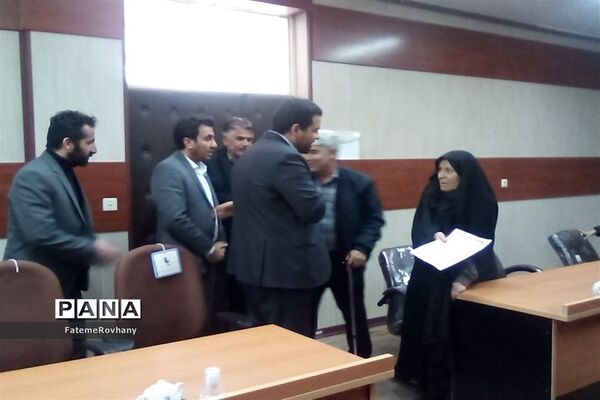 دیدار عوامل اجرایی نشریه امور جوانان خلیل آباد با مادر شهیدان رمضانی