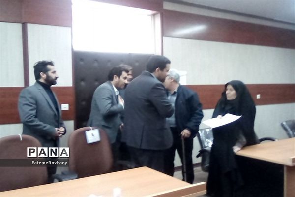 دیدار عوامل اجرایی نشریه امور جوانان خلیل آباد با مادر شهیدان رمضانی