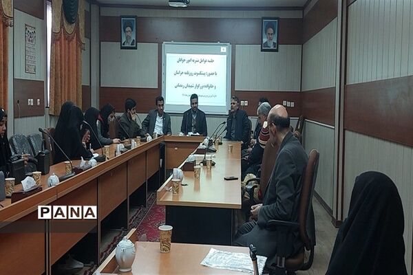 دیدار عوامل اجرایی نشریه امور جوانان خلیل آباد با مادر شهیدان رمضانی
