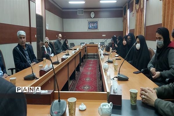 دیدار عوامل اجرایی نشریه امور جوانان خلیل آباد با مادر شهیدان رمضانی