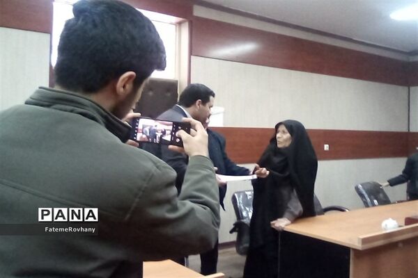 دیدار عوامل اجرایی نشریه امور جوانان خلیل آباد با مادر شهیدان رمضانی