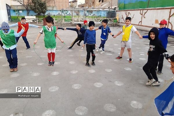 شور و نشاط مسابقات ورزشی دبستان ارشاد رودهن در ایام دهه فجر