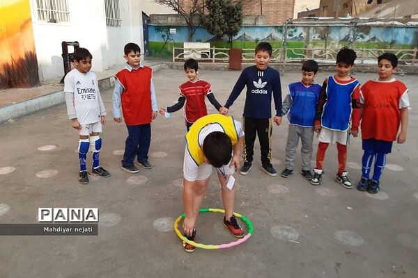 شور و نشاط مسابقات ورزشی دبستان ارشاد رودهن در ایام دهه فجر