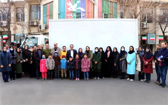 اهدای بسته‌های فرهنگی کانون به کودکان زلزله‌زده خوی