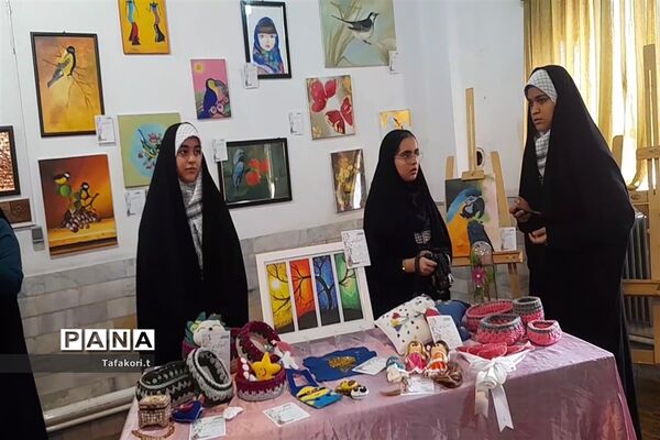 برپایی نمایشگاه صلح و دوستی در دبیرستان نمونه فردوس بافق
