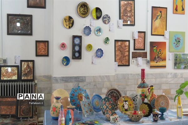 برپایی نمایشگاه صلح و دوستی در دبیرستان نمونه فردوس بافق