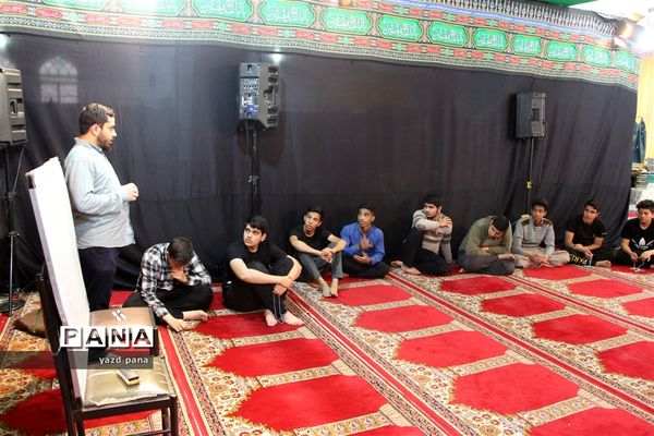 حضور رئیس سازمان دانش‌آموزی استان یزد در جمع دانش‌آموزان معتکف مسجد سرسنگ