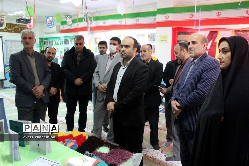 نمایشگاه مدرسه انقلاب در دبیرستان توحید گلوگاه