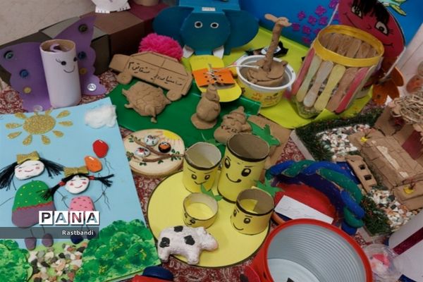 نمایشگاه دست سازه‌های دانش‌آموزی دبستان فیروزه منطقه ۱۳
