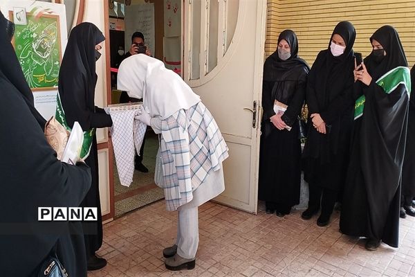 حضور خادم یاران رضوی و پرچم مطهر حرم رضا (ع) در دبیرستان علامه عبدالعلی بیرجند