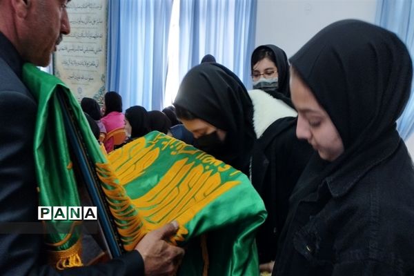حضور خادم یاران رضوی و پرچم مطهر حرم رضا (ع) در دبیرستان علامه عبدالعلی بیرجند