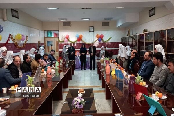 گرامیداشت دهه مبارک فجر در آموزشگاه شاهد فاطمه زهرا(س) اسلامشهر