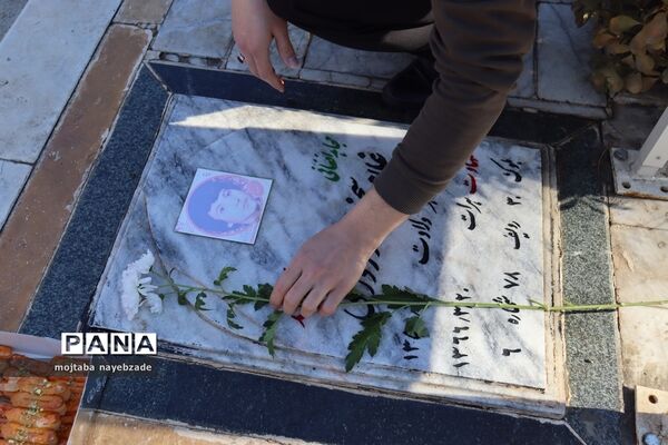 تجدید میثاق نمایندگان مجلس دانش‌آموزی خراسان رضوی با شهدا