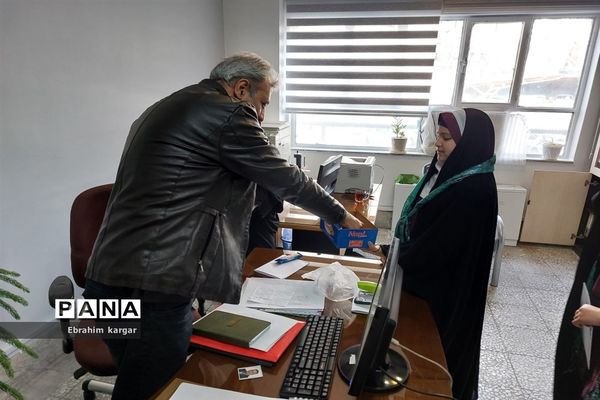 ادای احترام دانش آموزان به شهید گمنام منطقه۵