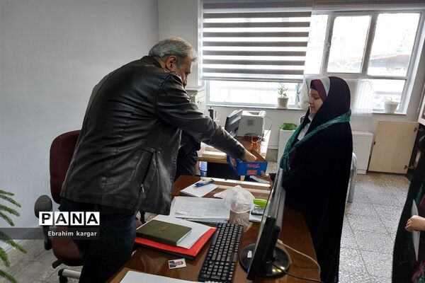 ادای احترام دانش آموزان به شهید گمنام منطقه۵
