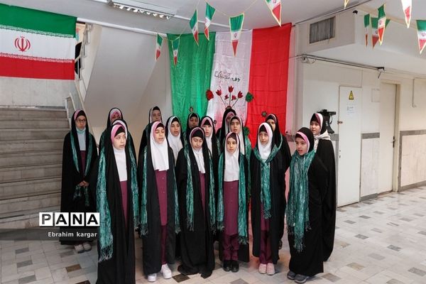 ادای احترام دانش آموزان به شهید گمنام منطقه۵