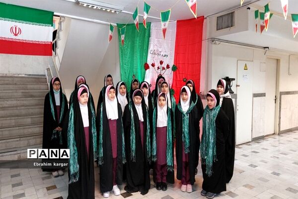 ادای احترام دانش آموزان به شهید گمنام منطقه۵
