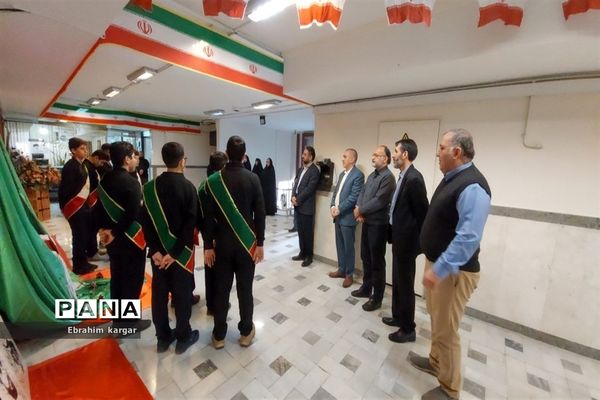 ادای احترام دانش آموزان به شهید گمنام منطقه۵