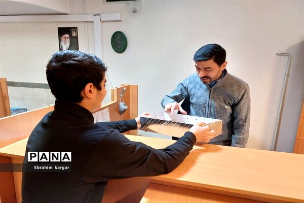 ادای احترام دانش آموزان به شهید گمنام منطقه۵