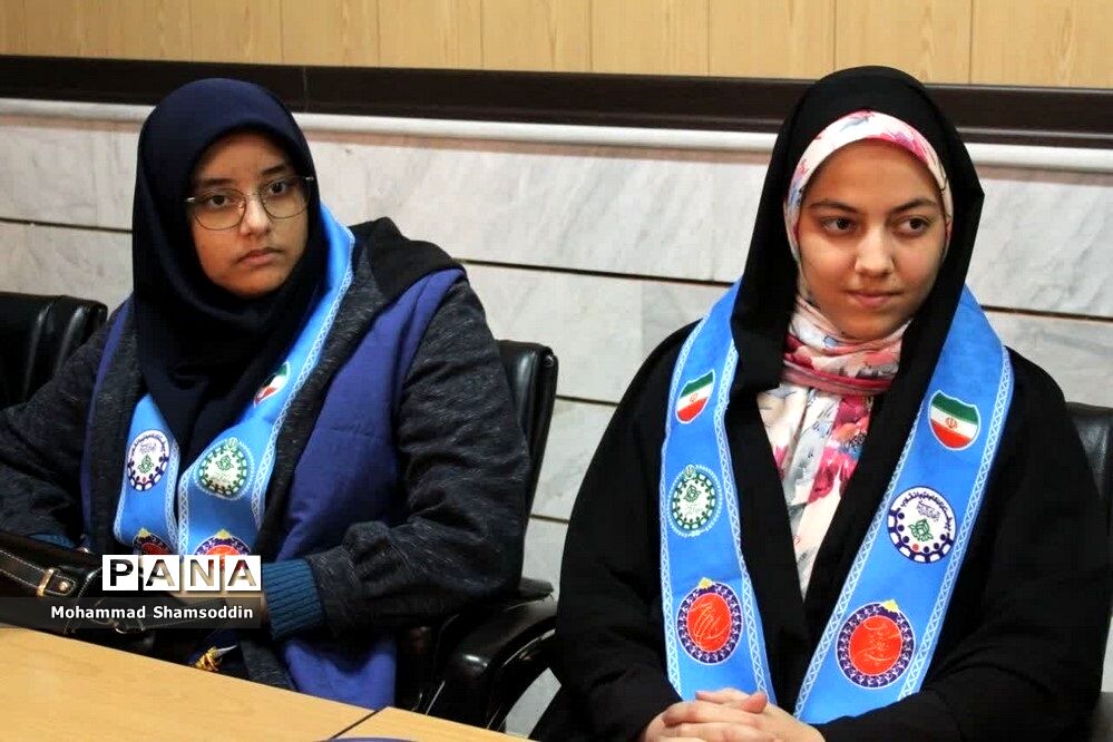 نشست صمیمی دانش‌آموزان با مدیر آموزش و پرورش شهرستان سمنان