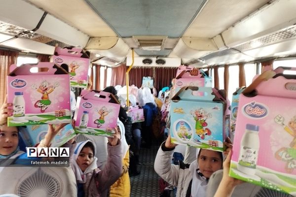 بازدید دانش‌آموزان دبستان مهرآیین بهارستان دو از کارخانه میهن