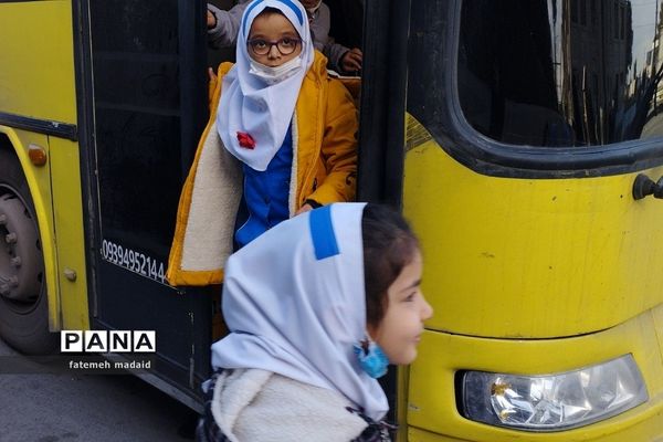 بازدید دانش‌آموزان دبستان مهرآیین بهارستان دو از کارخانه میهن