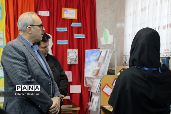 بازدید مسئولان آموزش و پرورش ناحیه یک شهرری از نمایشگاه مدرسه انقلاب