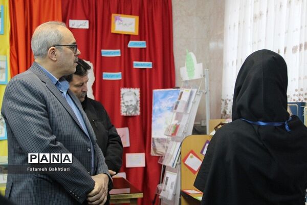 بازدید مسئولان آموزش و پرورش ناحیه یک شهرری از نمایشگاه مدرسه انقلاب