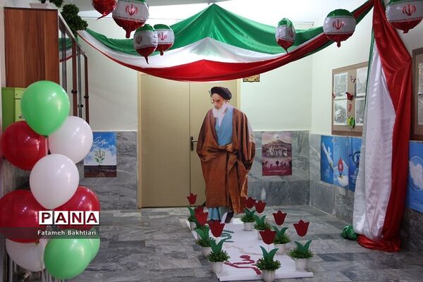 بازدید مسئولان آموزش و پرورش ناحیه یک شهرری از نمایشگاه مدرسه انقلاب