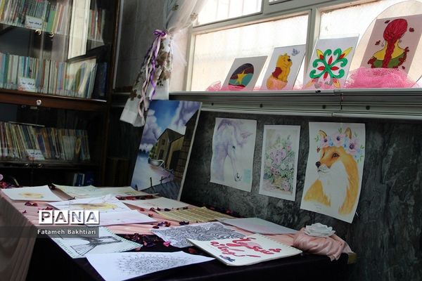 بازدید مسئولان آموزش و پرورش ناحیه یک شهرری از نمایشگاه مدرسه انقلاب