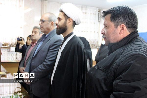 بازدید مسئولان آموزش و پرورش ناحیه یک شهرری از نمایشگاه مدرسه انقلاب