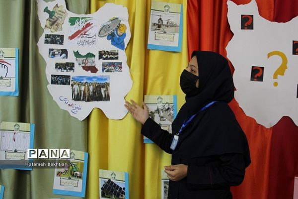 بازدید مسئولان آموزش و پرورش ناحیه یک شهرری از نمایشگاه مدرسه انقلاب