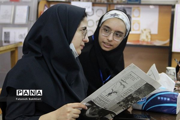 بازدید مسئولان آموزش و پرورش ناحیه یک شهرری از نمایشگاه مدرسه انقلاب