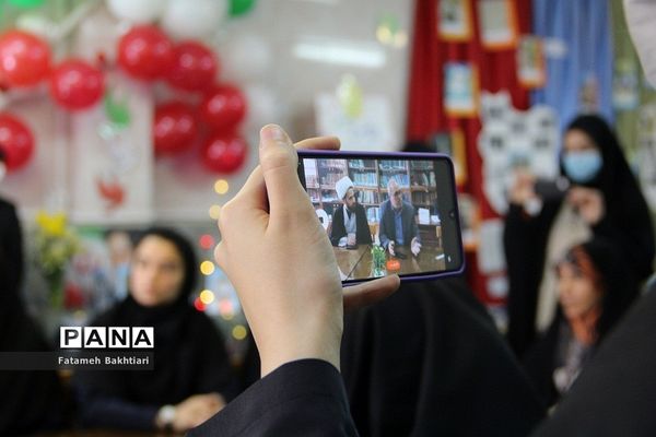 بازدید مسئولان آموزش و پرورش ناحیه یک شهرری از نمایشگاه مدرسه انقلاب