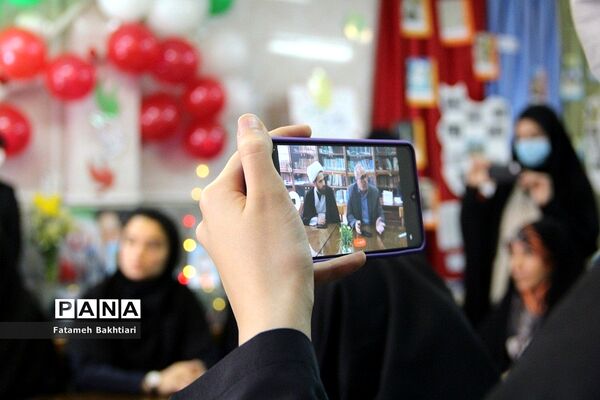 بازدید مسئولان آموزش و پرورش ناحیه یک شهرری از نمایشگاه مدرسه انقلاب