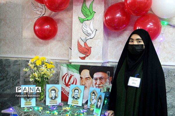 بازدید مسئولان آموزش و پرورش ناحیه یک شهرری از نمایشگاه مدرسه انقلاب