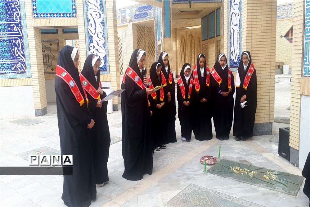 طرح لاله‌های روشن دبستان دین ودانش ابرکوه