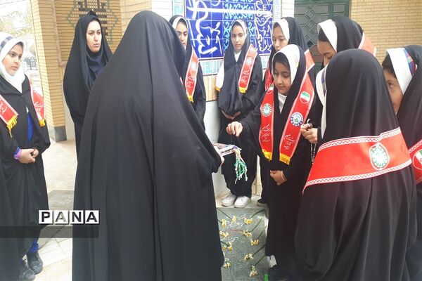 طرح لاله‌های روشن دبستان دین ودانش ابرکوه