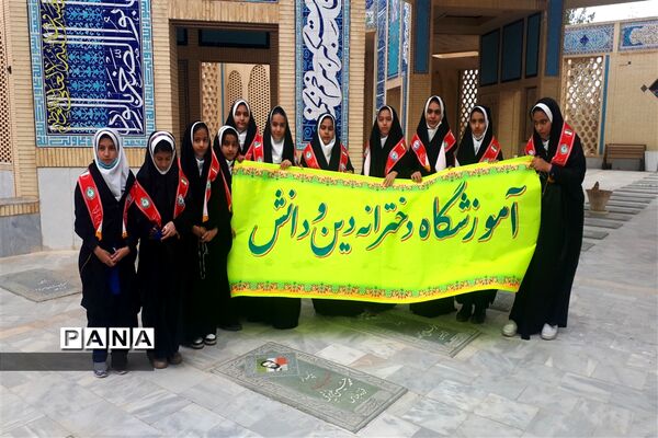 طرح لاله‌های روشن دبستان دین ودانش ابرکوه