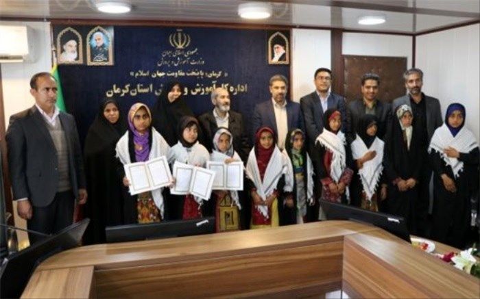 حضور دختران دانش‌آموز روستای ریگ‌آباد کرمان در مراسم جشن تکلیف با حضور مقام معظم رهبری