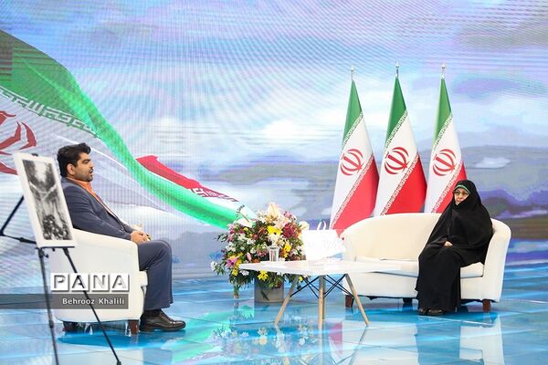 بازدید معاون امور زنان و خانواده ریاست جمهوری از نمایشگاه تبیین دستاوردها و پیشرفت‌های انقلاب اسلامی