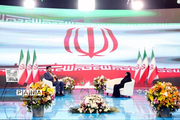 بازدید معاون امور زنان و خانواده ریاست جمهوری از نمایشگاه تبیین دستاوردها و پیشرفت‌های انقلاب اسلامی