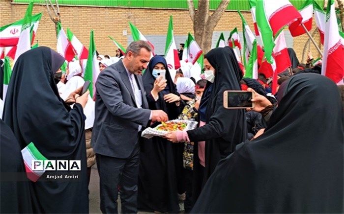 کاروان شادی دانش‌آموزان منطقه۱۲ به راه افتاد