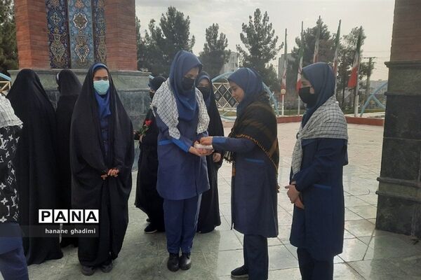 تجدید میثاق دانش‌آموزان دبیرستان ندای‌ زهرا(س)با شهدا در گلزار شهدای‌گمنام قرچک