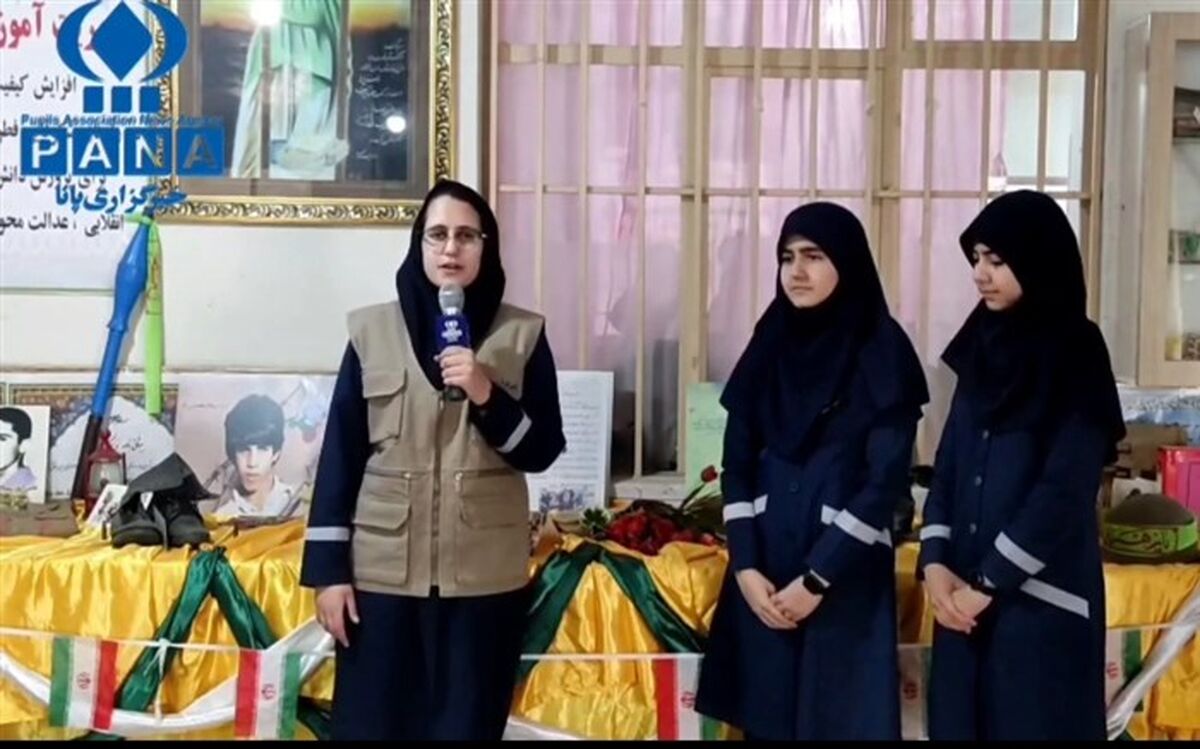 مراسم جشن دهه فجر و پیروزی شکوهمند انقلاب دردبیرستان شاهد مطهره شهرستان البرز/فیلم